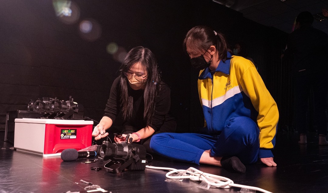 指導學生操作燈光